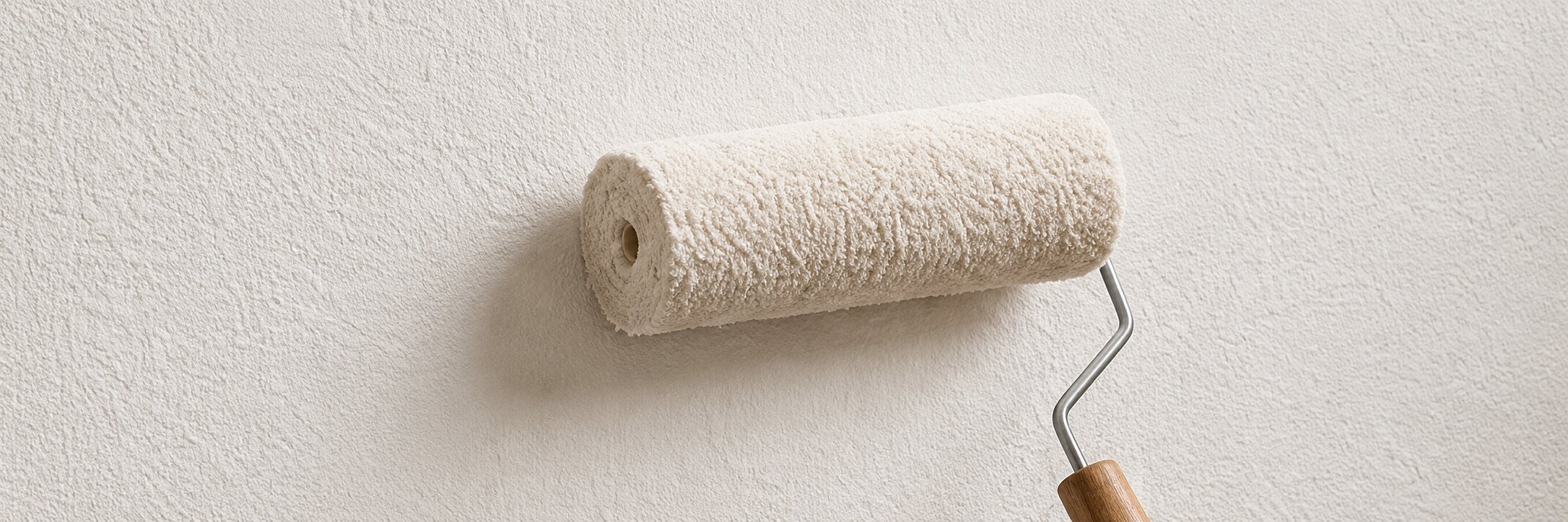 Farbwalze an einer frisch gestrichenen Wand