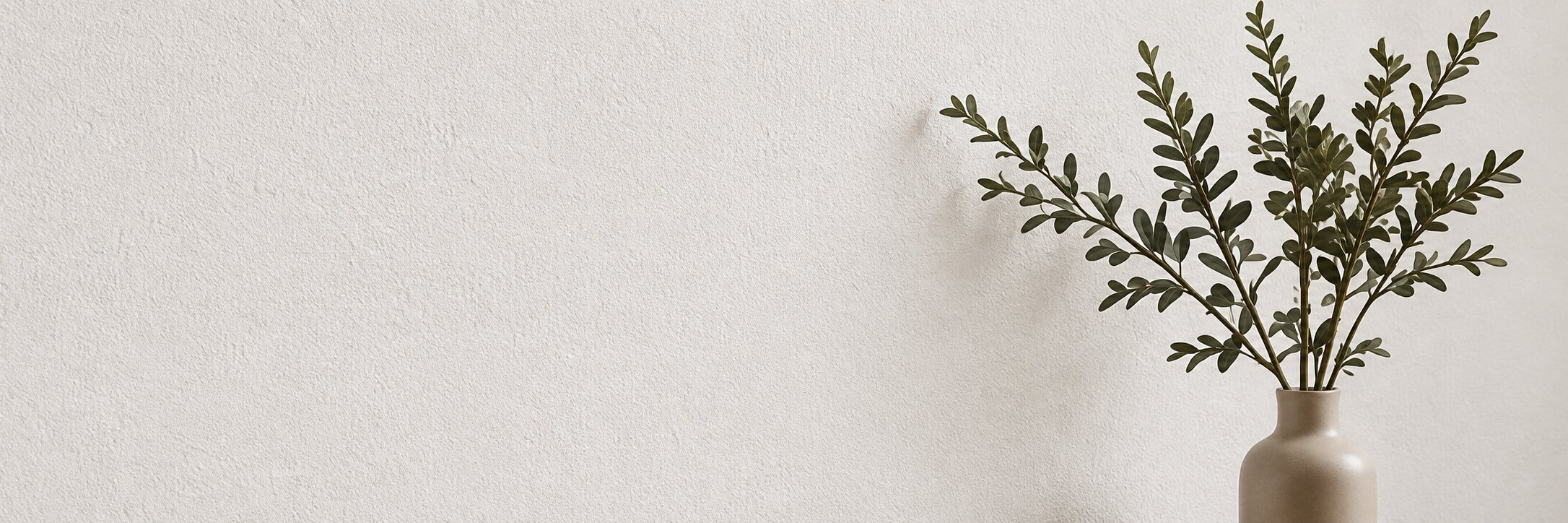 Glatt tapezierte Wand mit Vase und Zweig