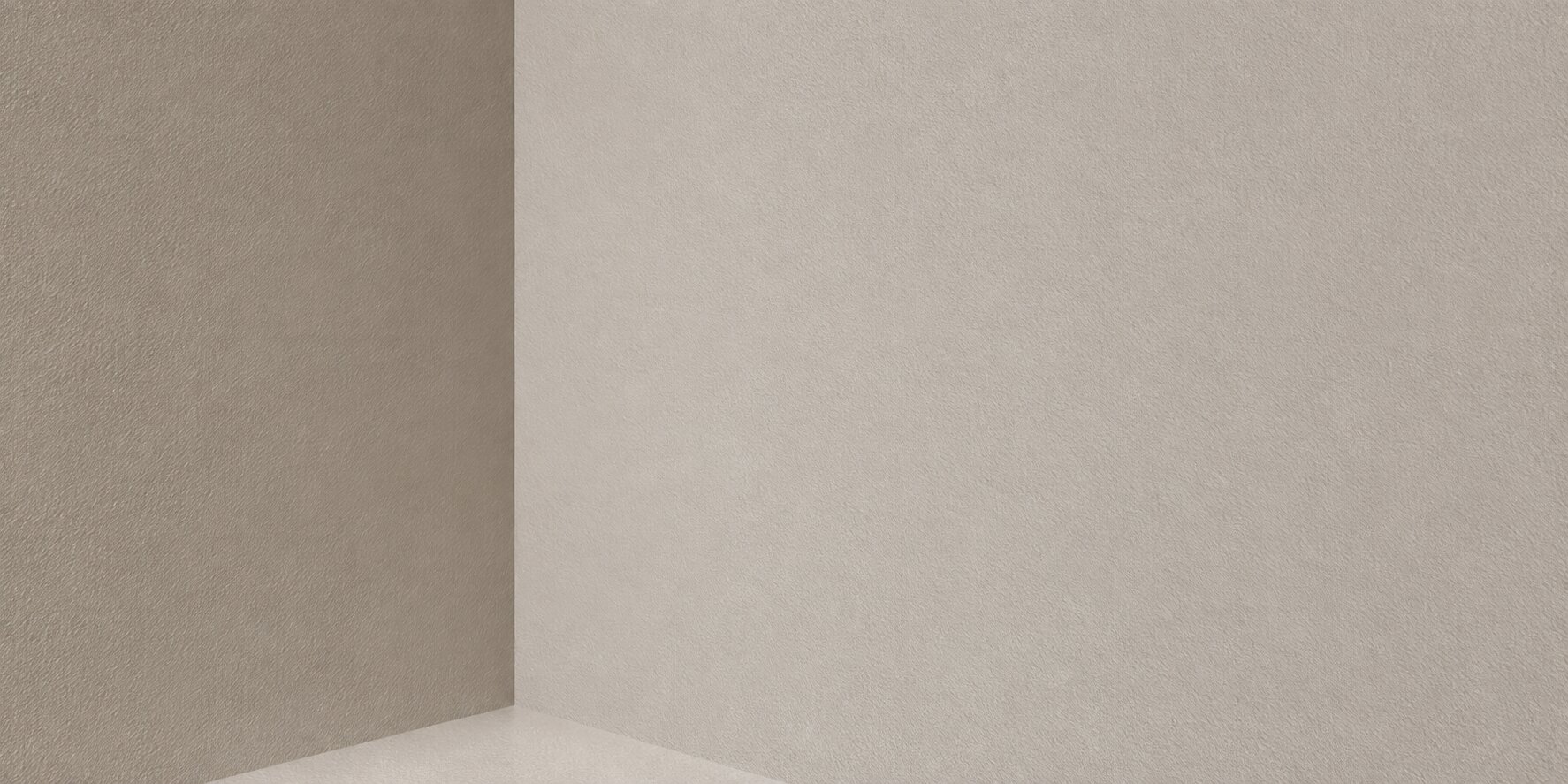 Frisch gestrichene Wand mit Sockelleiste