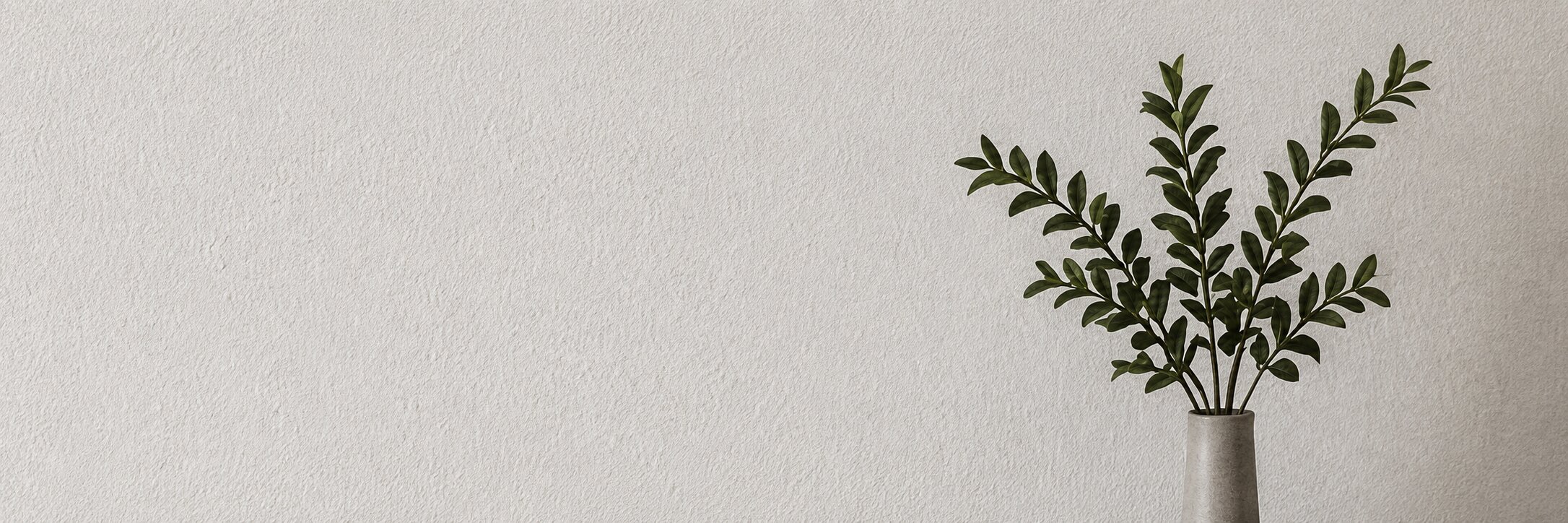 Glatte, mit Malervlies tapezierte Wand
